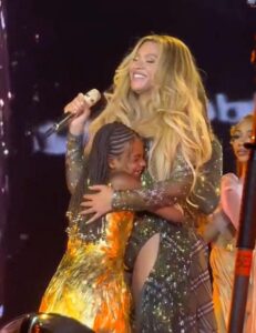 Beyoncé and Rumi Carter during the "CC" tour.