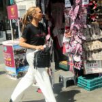 Vanessa Williams at a souvenir stand in Trafalgar Square.