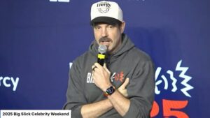 060125_jason_sudeikis_kal