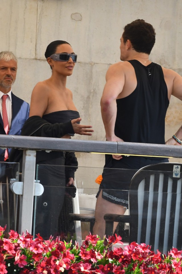 Kim Kardashian, Khlo? Kardashian, and Kris Jenner touched down at Marco Polo Airport in Venice as they arrived for Jeff Bezos and Lauren Sanchez's highly anticipated wedding. The trio boarded a speedboat and made their way to The Gritti Palace, where they were later seen greeting and chatting with fellow guests. Pictured: kim kardashian,orlando bloom Ref: BLU_S8397942 260625 NON-EXCLUSIVE Picture by: / SplashNews.com Splash News and Pictures USA: 310-525-5808 UK: 020 8126 1009 eamteam@shutterstock.com World Rights, No Italy Rights