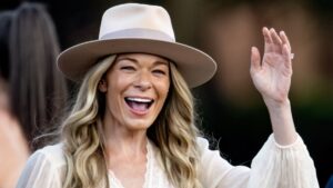 LeAnn Rimes Finishes Concert Despite Teeth Falling Out