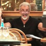 0606 Mel-Gibson-Dining-Solo-Pasta-Rome-SUB-2