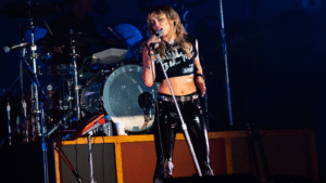 Miley Cyrus heckled at Tribeca, fans demanded the singer perform