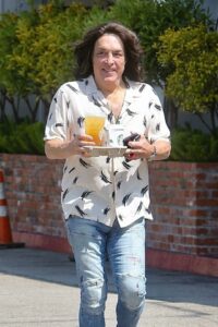 Paul Stanley carrying Starbucks drinks.