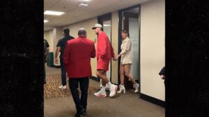 061225_taylor_swift_travis_kelce_kal