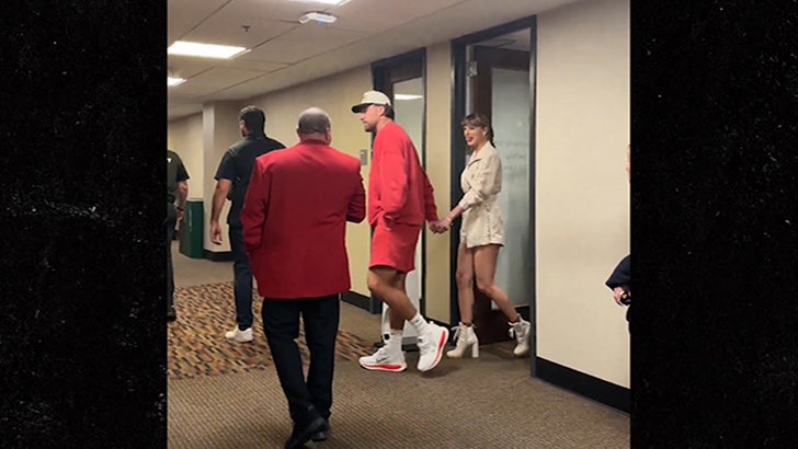 061225_taylor_swift_travis_kelce_kal