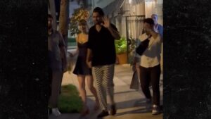 060525_taylor_swift_travis_kelce_kal