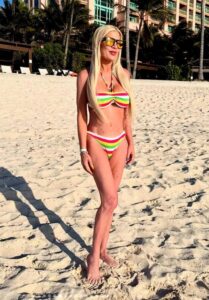 ori-spelling-shows-off-figure-in-new-beach-photos