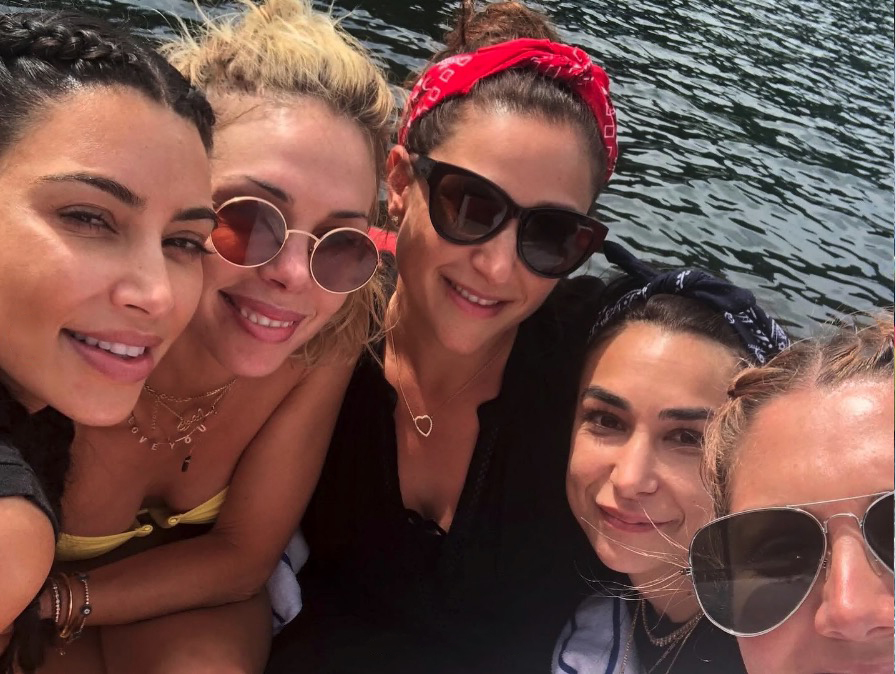 Selfie de cinco mulheres em um barco.