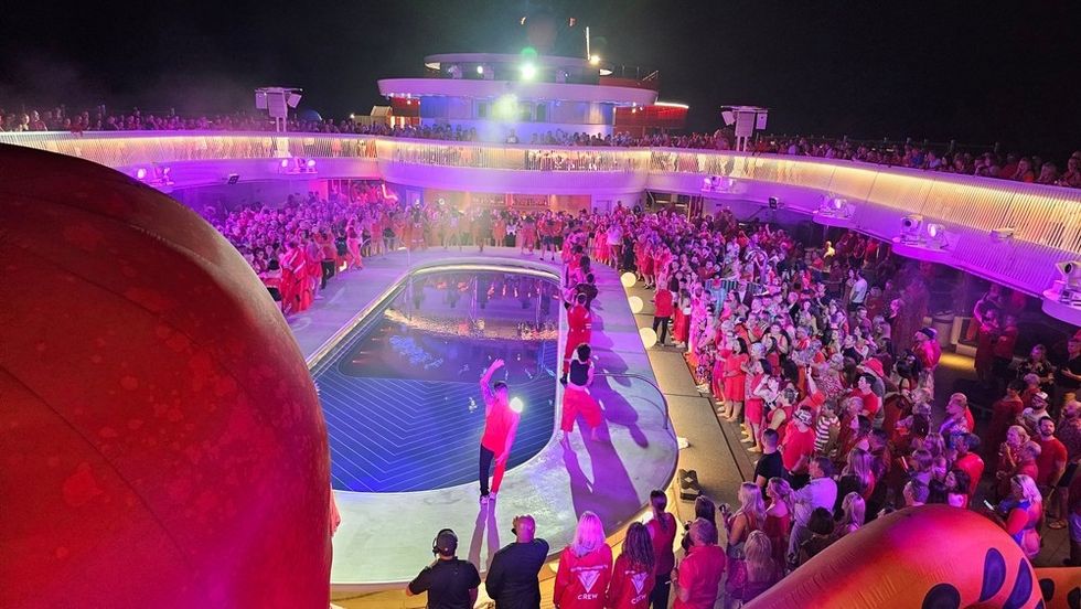 Uma festa no convés superior de um navio de cruzeiro da Virgin Voyages