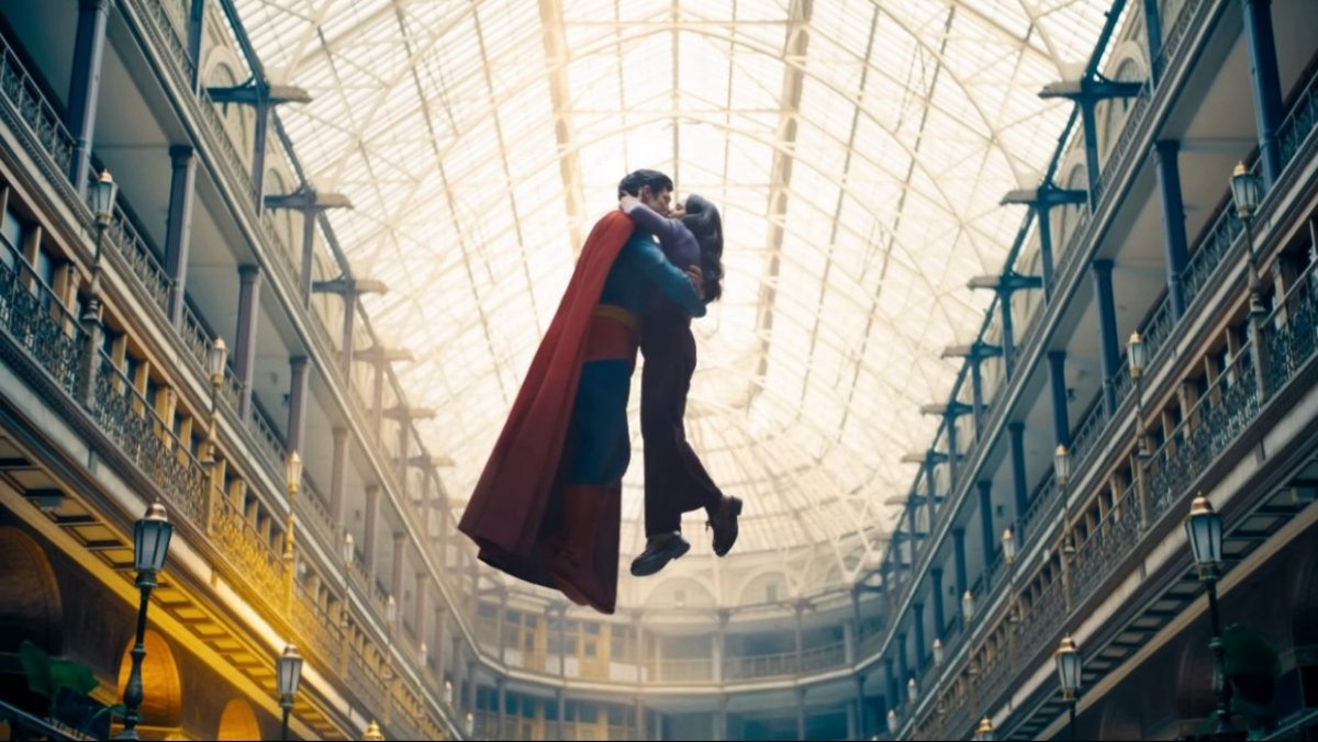 Lois Lane and superman kiss in the air from DCU Superman trailer (1) (1)