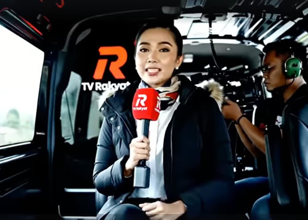 An AI-generated reporter in a Malaysian advertisement.