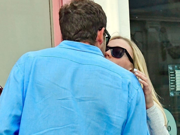 0710-Sophie-Turner-PDA-Boyfriend-SUB-3