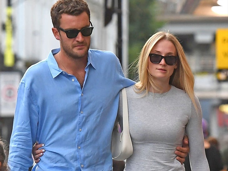 0710-Sophie-Turner-PDA-Boyfriend-SUB-1