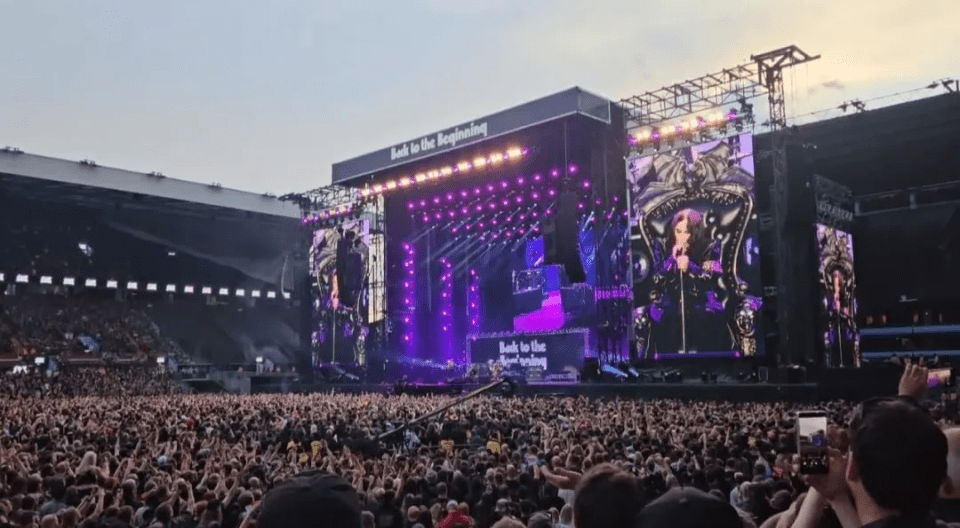 Grande multidão em um show em um estádio.