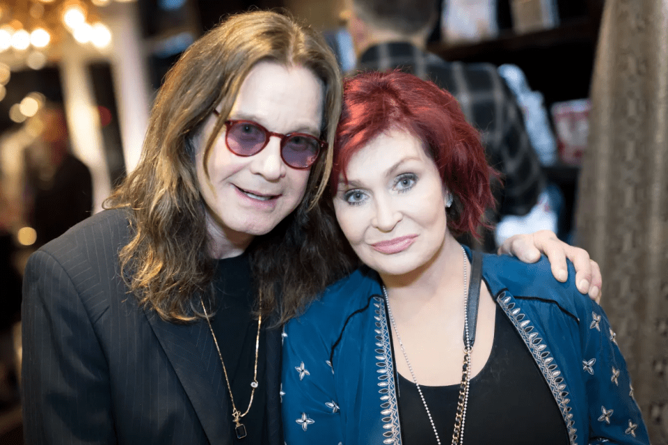Ozzy e Sharon Osbourne juntos em uma foto juntos.