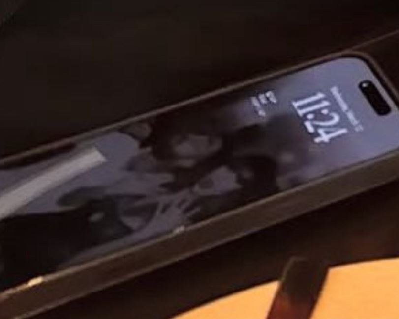 Phone screen showing a blurry photo and the time 11:24.