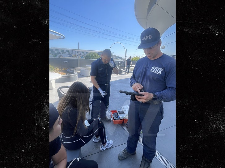 Mujer herida por paraguas en Tesla Diner en Hollywood TMZ 12