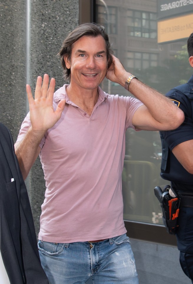 Jerry O'Connell acenando.
