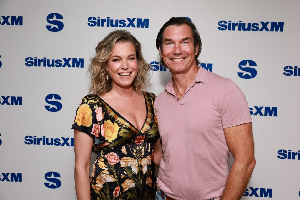 Rebecca Romijn e Jerry O'Connell no Siriusxm Studios.