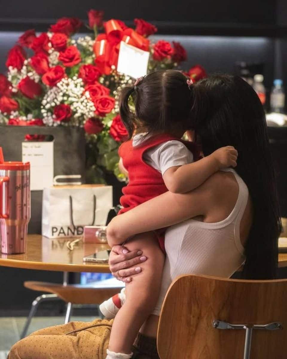 Cazzu e Inti visitaram recentemente o México, onde passaram algum tempo com a família de Christian Nodal.
