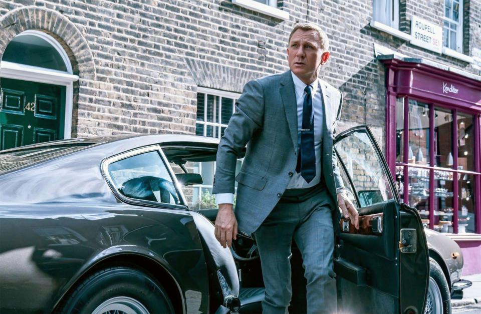 Daniel Craig como James Bond saliendo de un auto.
