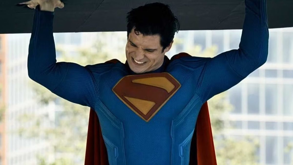 David Corenswet as Superman lifts a heavy object.