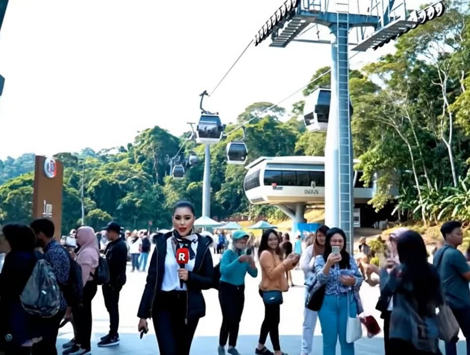 An AI-generated ad showing a reporter next to a cable car.