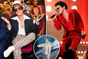 Bruno Mars jokes about gambling debt rumors at BLACKPINK concert
