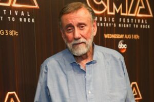 country-music-hall-of-famer-hospitalized-after-heart-attack