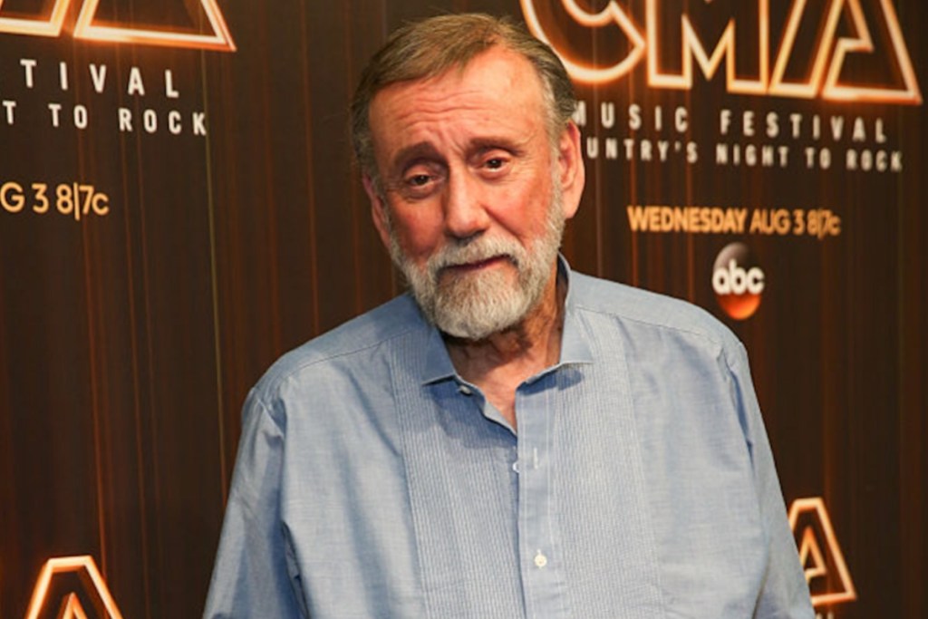 country-music-hall-of-famer-hospitalized-after-heart-attack