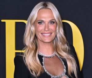 Molly Sims in Bikini Says "Bye Kids" — Celebwell