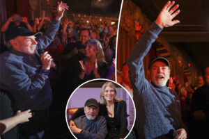Neil Diamond performs 'Sweet Caroline' at Beautiful Noise' musical