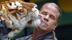 Doc-Antle-with-a-tiger