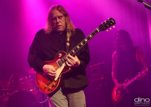 Warren Haynes Joins Joe Bonamassa for Freddie King’s “Pack It Up” in Austria