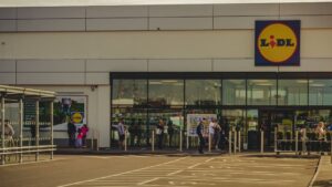 Woman tried to go shopping at TV set with fake store listed on Google Maps