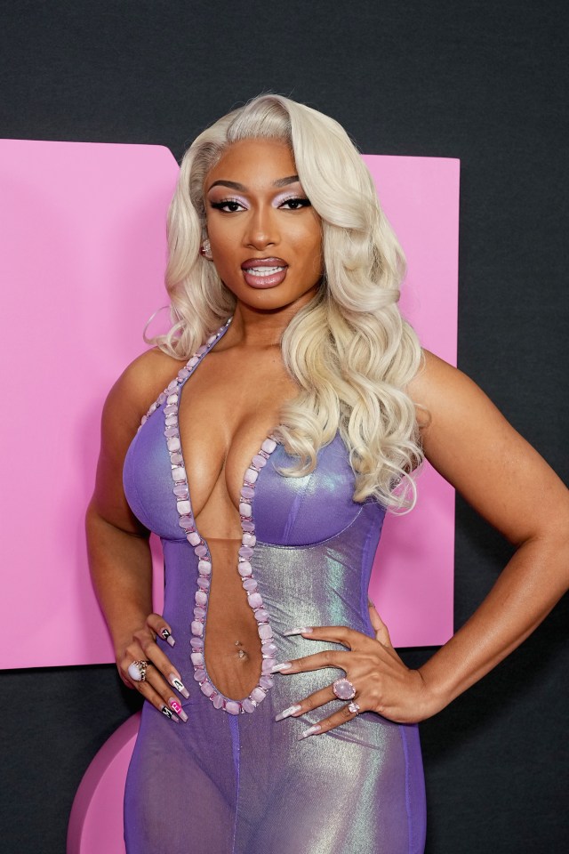 Megan o garanhão na estréia de "Garotas más" em um vestido roxo.