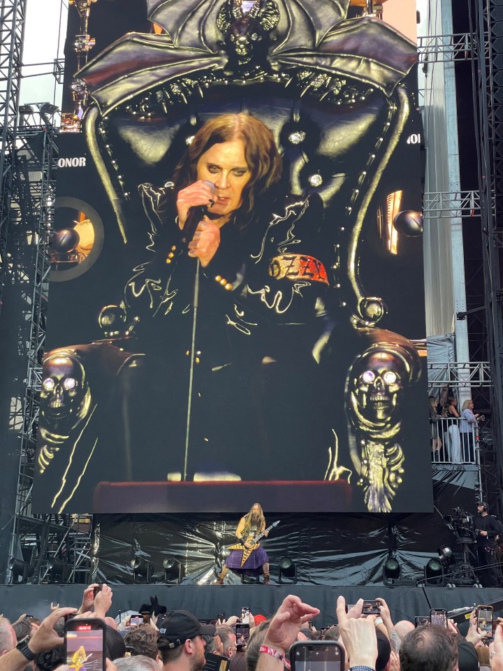 Ozzy Osbourne em uma tela grande em um show do Black Sabbath.