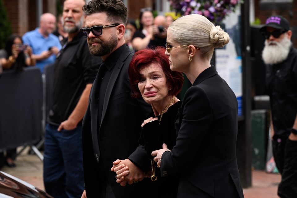 Jack, Sharon e Kelly Osbourne no funeral de Ozzy Osbourne.