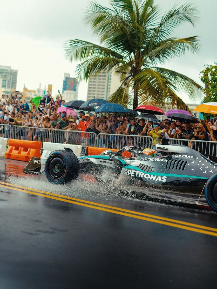 Bad Bunny e Esteban Gutiérrez acabaram de fazer história da Fórmula 1 em Porto Rico, a 200 quilômetros por hora