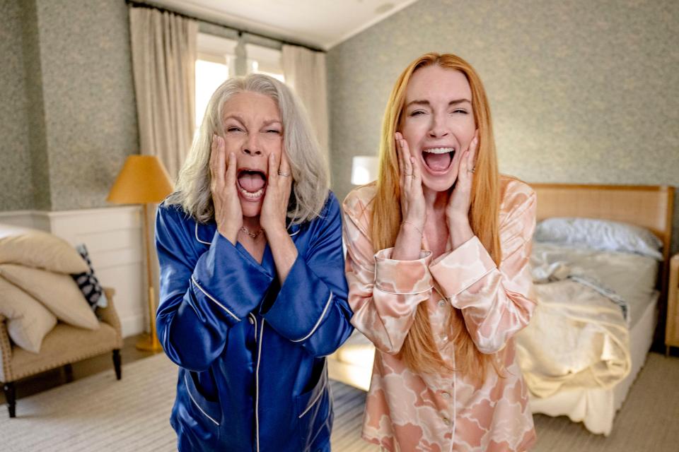 Jamie Lee Curtis e Lindsay Lohan em pijamas, bocas abertas de surpresa.