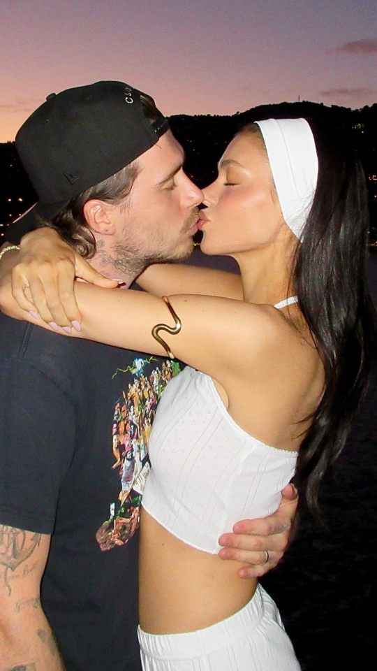 Brooklyn Beckham e Nicola Peltz beijando.