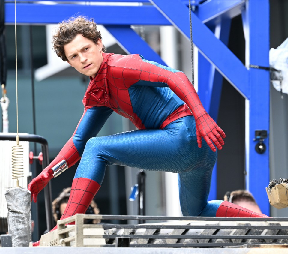 Tom Holland em um terno do Homem-Aranha em um set de filmes.