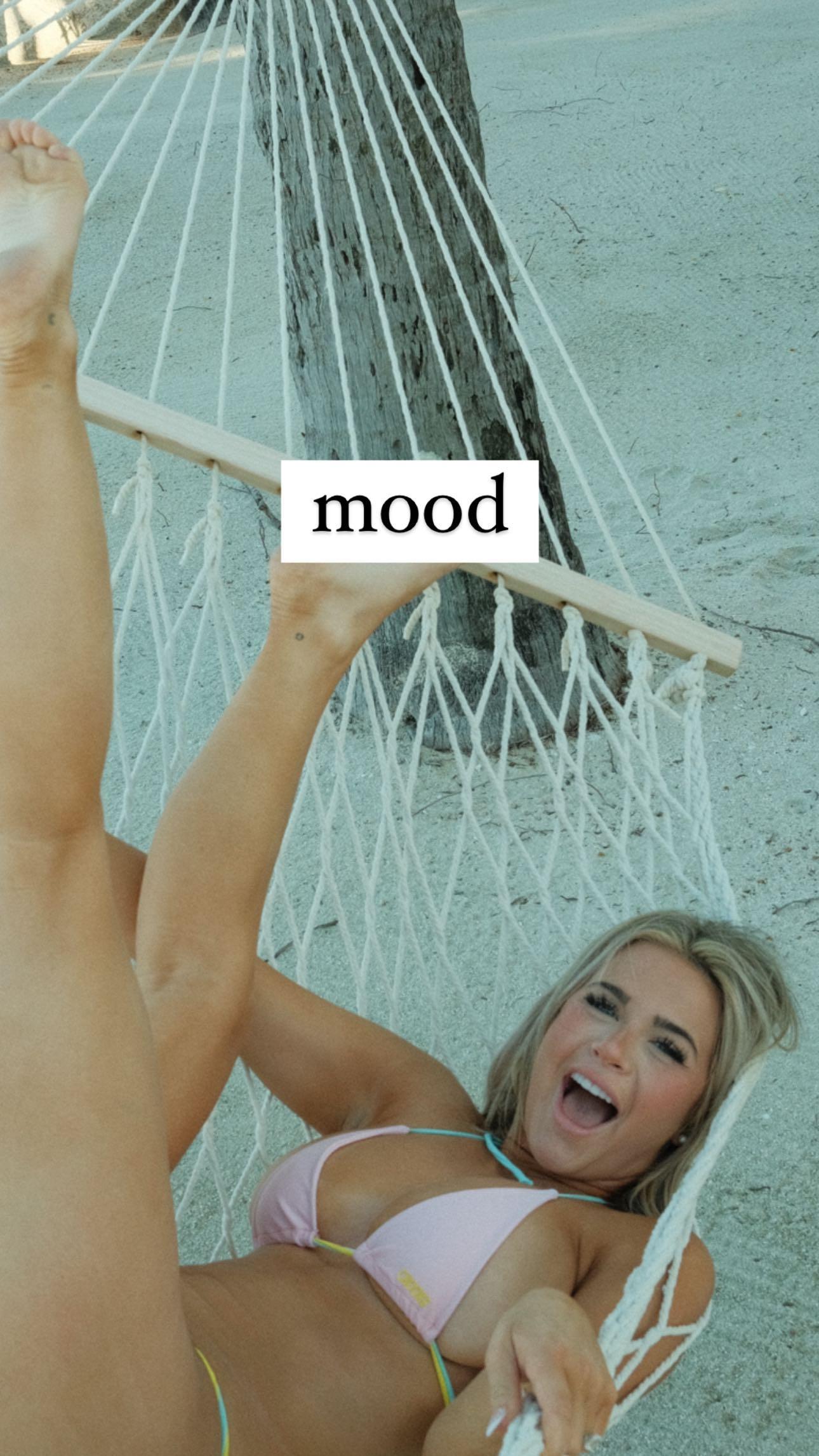 Emily Elizabeth lounges em uma rede enquanto usava um biquíni.
