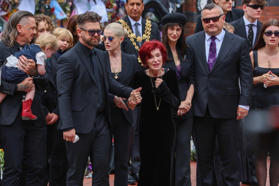 A família de Ozzy Osbourne em seu funeral.