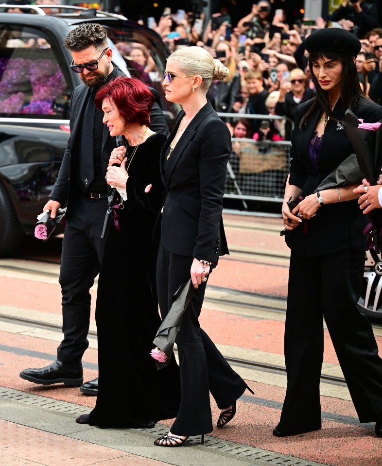 Jack Osbourne, Sharon Osbourne, Kelly Osbourne e Aimee Osbourne na Procissão de Ozzy Osbourne na cidade natal.