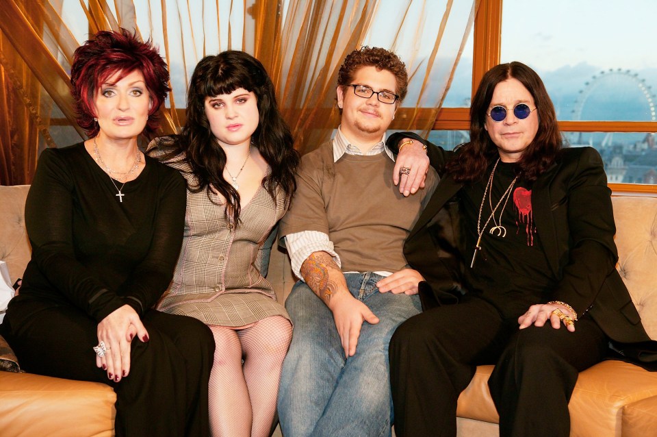 Sharon, Kelly, Jack e Ozzy Osbourne como apresentadores convidados na MTV TRL.