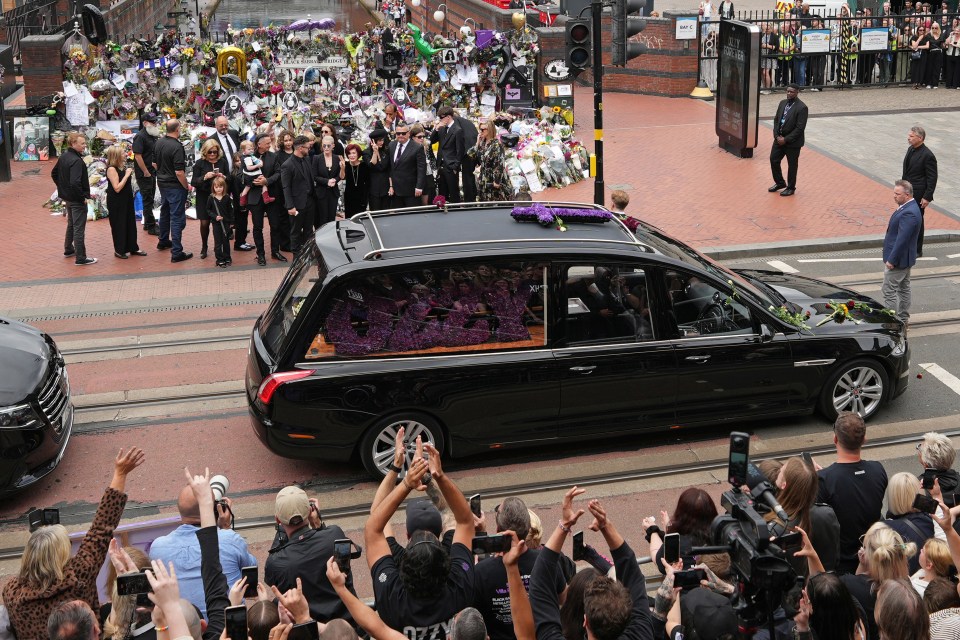 A família e os enlutados de Ozzy Osbourne em sua procissão fúnebre em Birmingham.