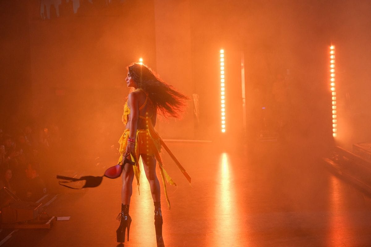 Jessie Reyez se ilumina la