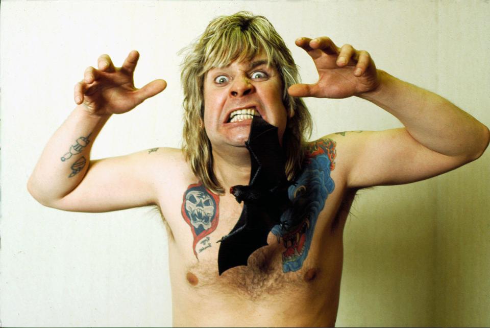 奧茲·奧斯本（Ozzy Osbourne）的嘴裡有蝙蝠。